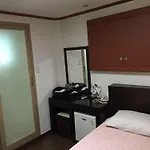 Q Motel