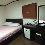 Q Motel